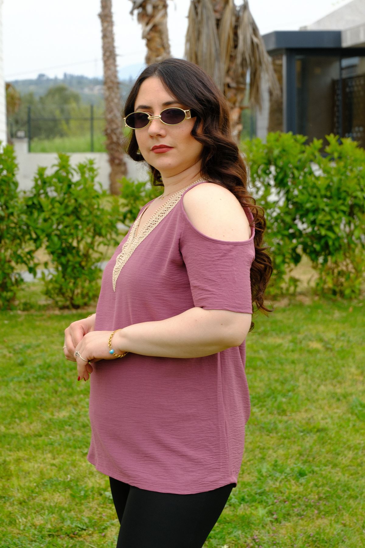 RENKTE GENİŞ KESİM OMUZLARI DEKOLTELİ GÜL BLUZ