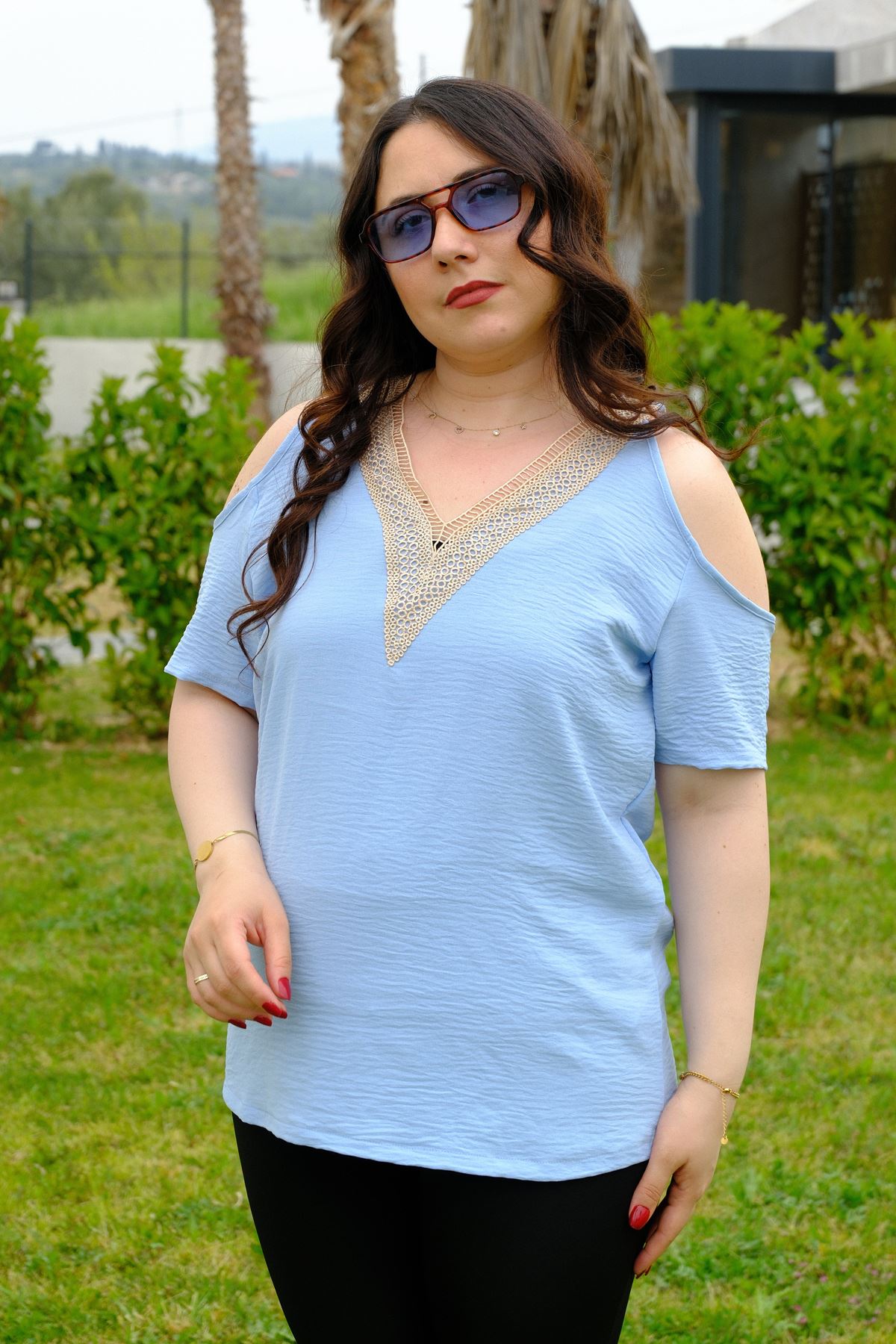 RENKTE GENİŞ KESİM OMUZLARI DEKOLTELİ MAVİ BLUZ