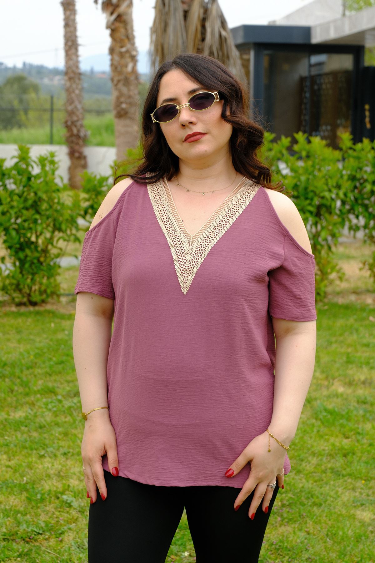 RENKTE GENİŞ KESİM OMUZLARI DEKOLTELİ GÜL BLUZ