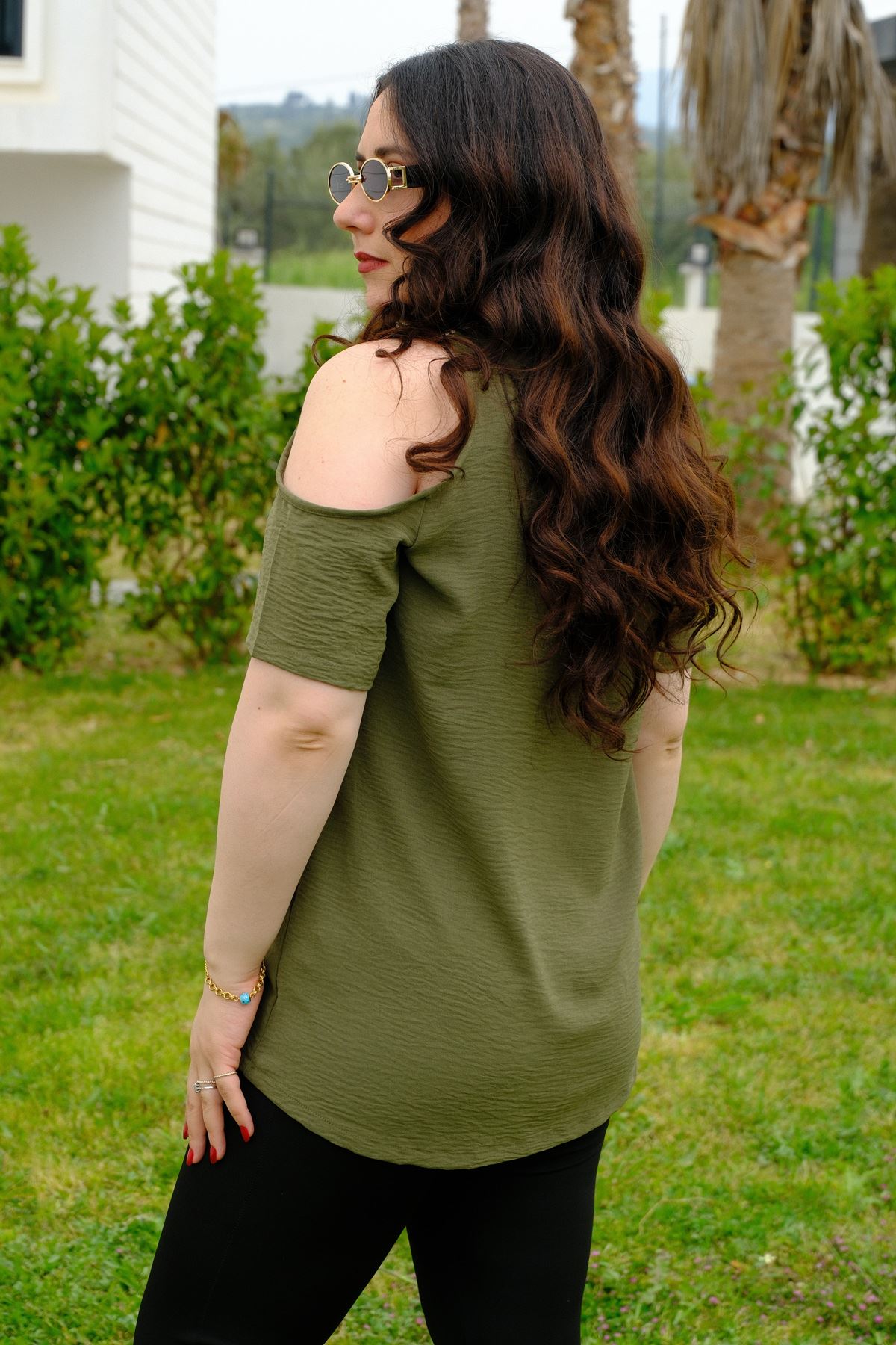 RENKTE GENİŞ KESİM OMUZLARI DEKOLTELİ HAKİ BLUZ