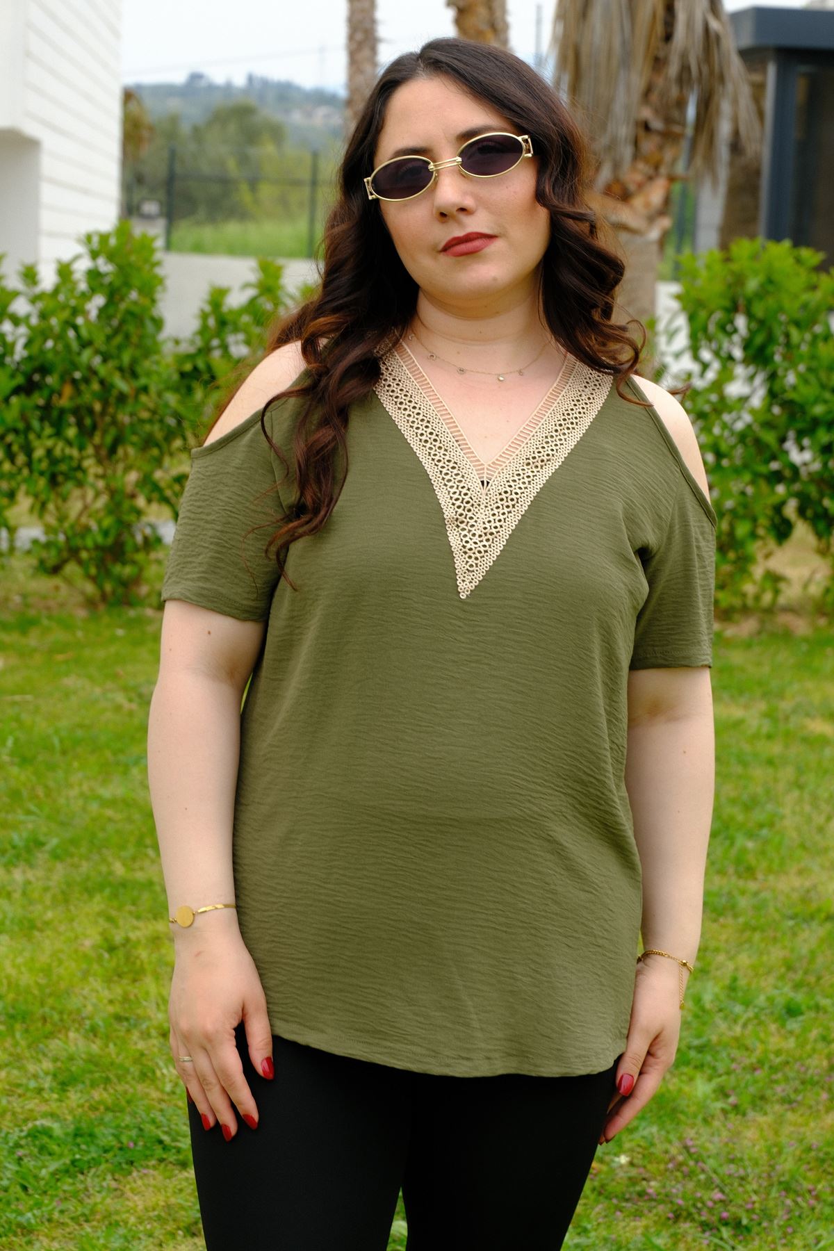 RENKTE GENİŞ KESİM OMUZLARI DEKOLTELİ HAKİ BLUZ