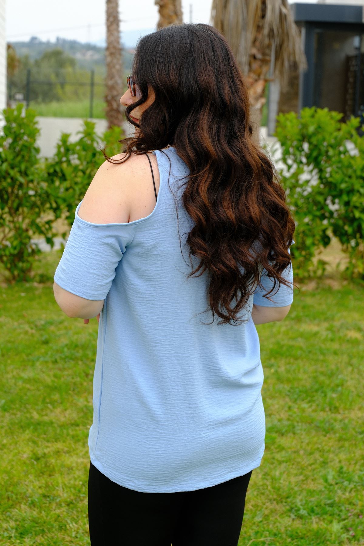 RENKTE GENİŞ KESİM OMUZLARI DEKOLTELİ MAVİ BLUZ