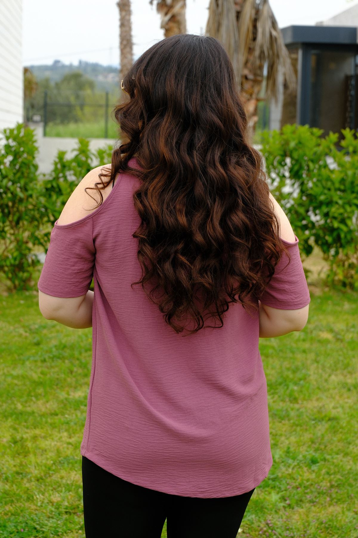 RENKTE GENİŞ KESİM OMUZLARI DEKOLTELİ GÜL BLUZ