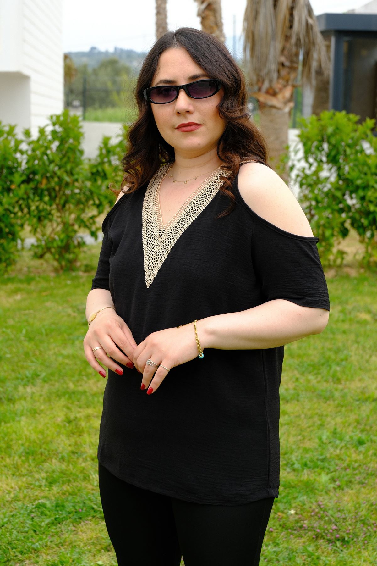 RENKTE GENİŞ KESİM OMUZLARI DEKOLTELİ SİYAH BLUZ