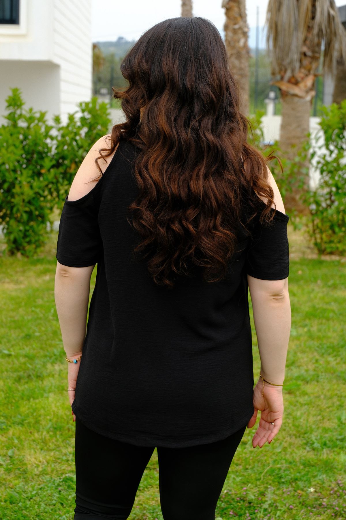 RENKTE GENİŞ KESİM OMUZLARI DEKOLTELİ SİYAH BLUZ