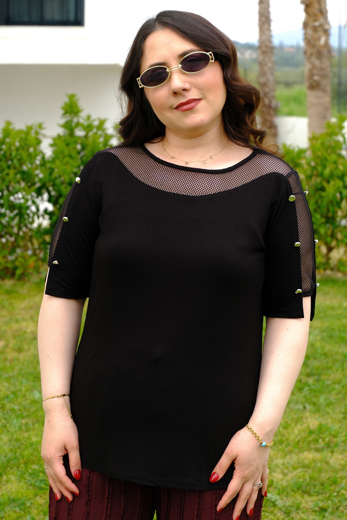 RENKTE GENİŞ KESİM OMUZU FİLELİ DÜĞMELİ BLUZ