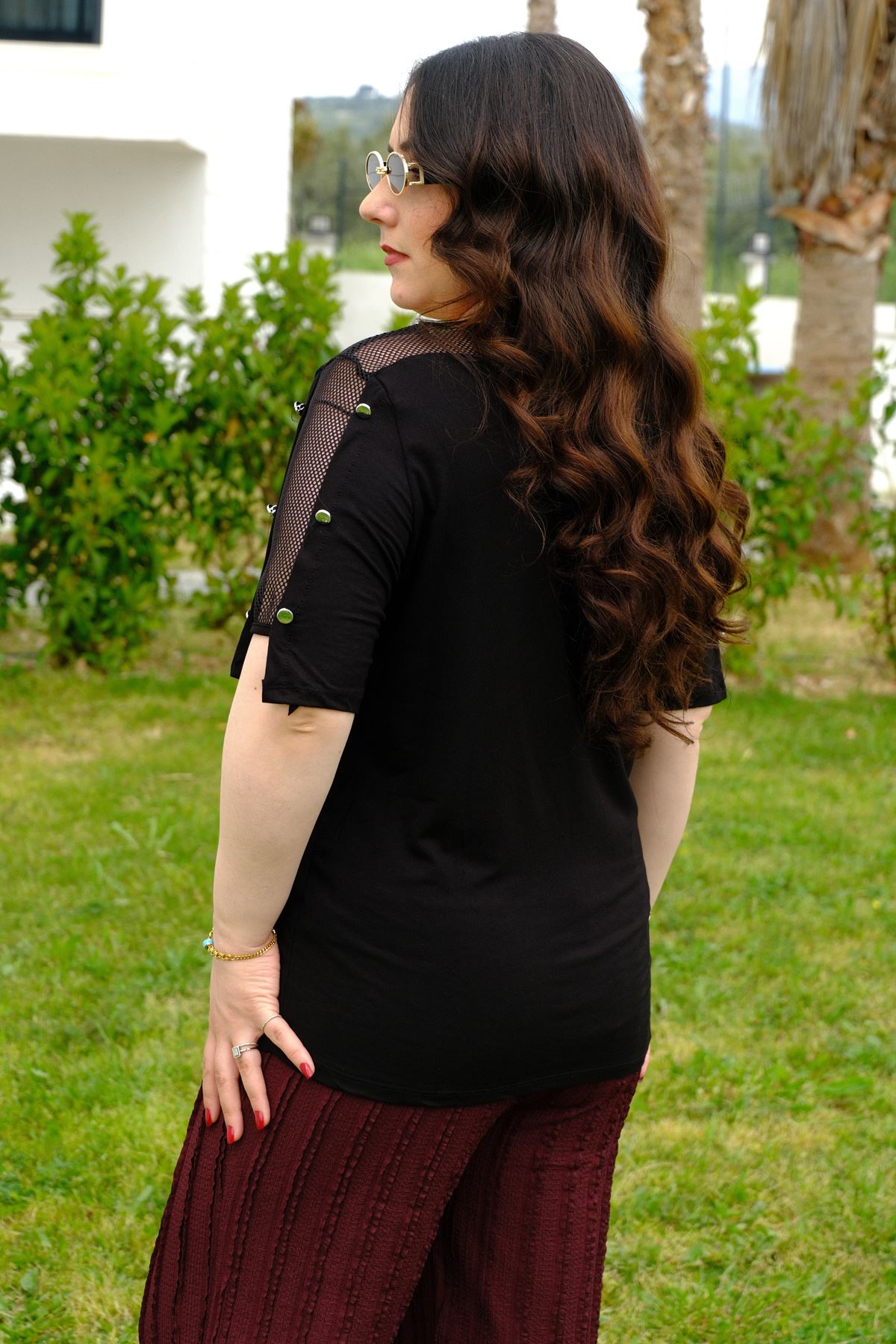 RENKTE GENİŞ KESİM OMUZU FİLELİ DÜĞMELİ BLUZ