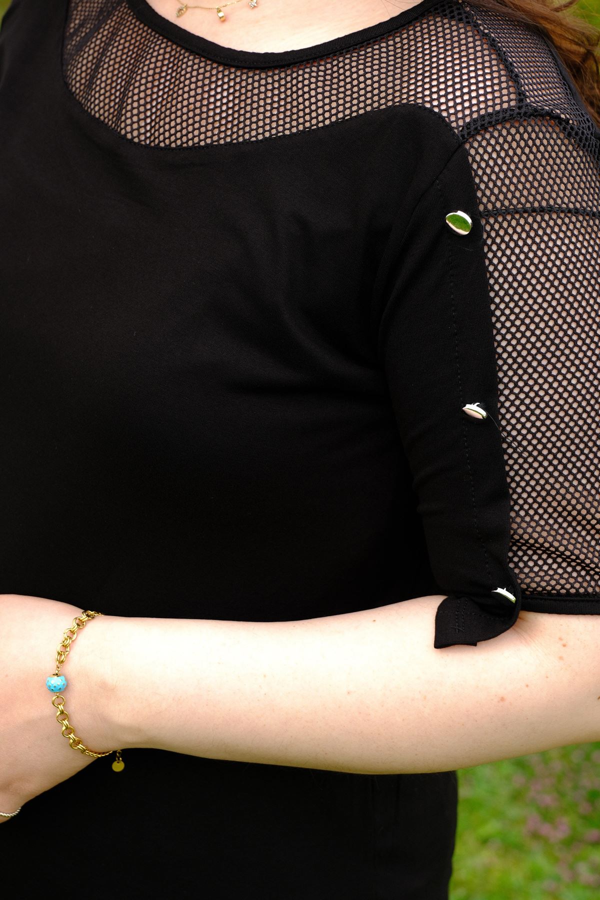 RENKTE GENİŞ KESİM OMUZU FİLELİ DÜĞMELİ BLUZ