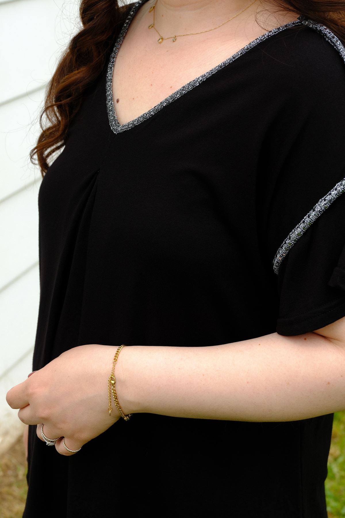 RENKTE BÜYÜK BEDEN PARILTI BİYE DETAYLI BLUZ