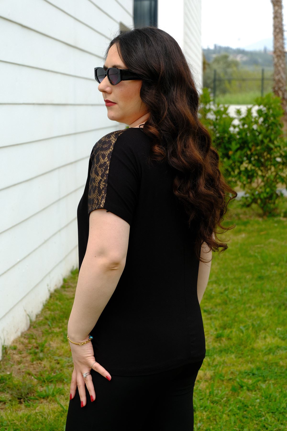 RENKTE BÜYÜK BEDEN V YAKA AKSESUARLARI LEOPARLI BLUZ