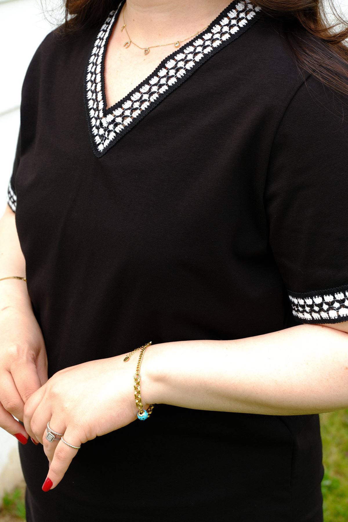 RENKTE BÜYÜK BEDEN YAKASI VE KOLU HAZIR ŞERİTLİ BLUZ