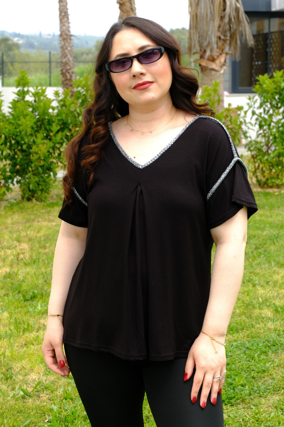 RENKTE BÜYÜK BEDEN PARILTI BİYE DETAYLI BLUZ