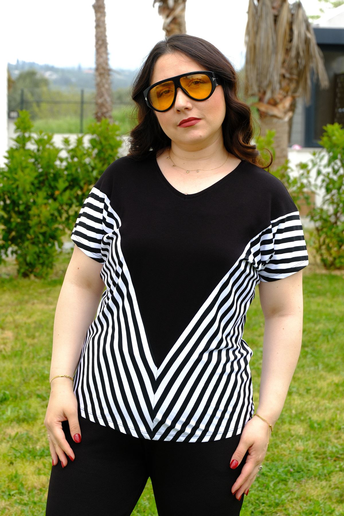 RENKTE BÜYÜK BEDEN ÇİZGİ DETAYLI BLUZ