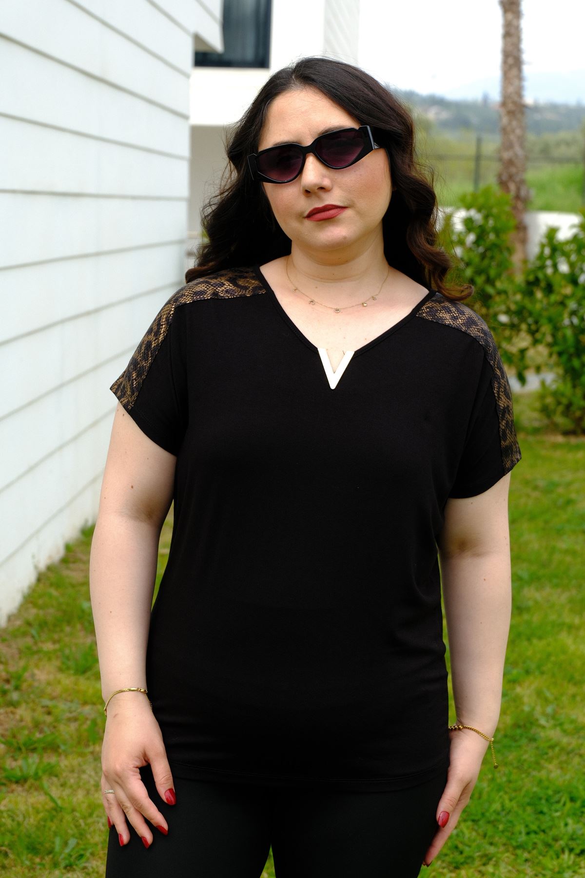 RENKTE BÜYÜK BEDEN V YAKA AKSESUARLARI LEOPARLI BLUZ