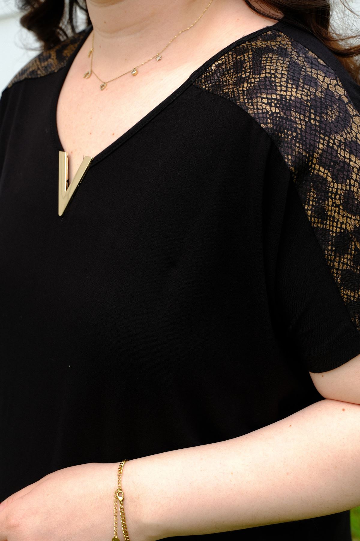 RENKTE BÜYÜK BEDEN V YAKA AKSESUARLARI LEOPARLI BLUZ