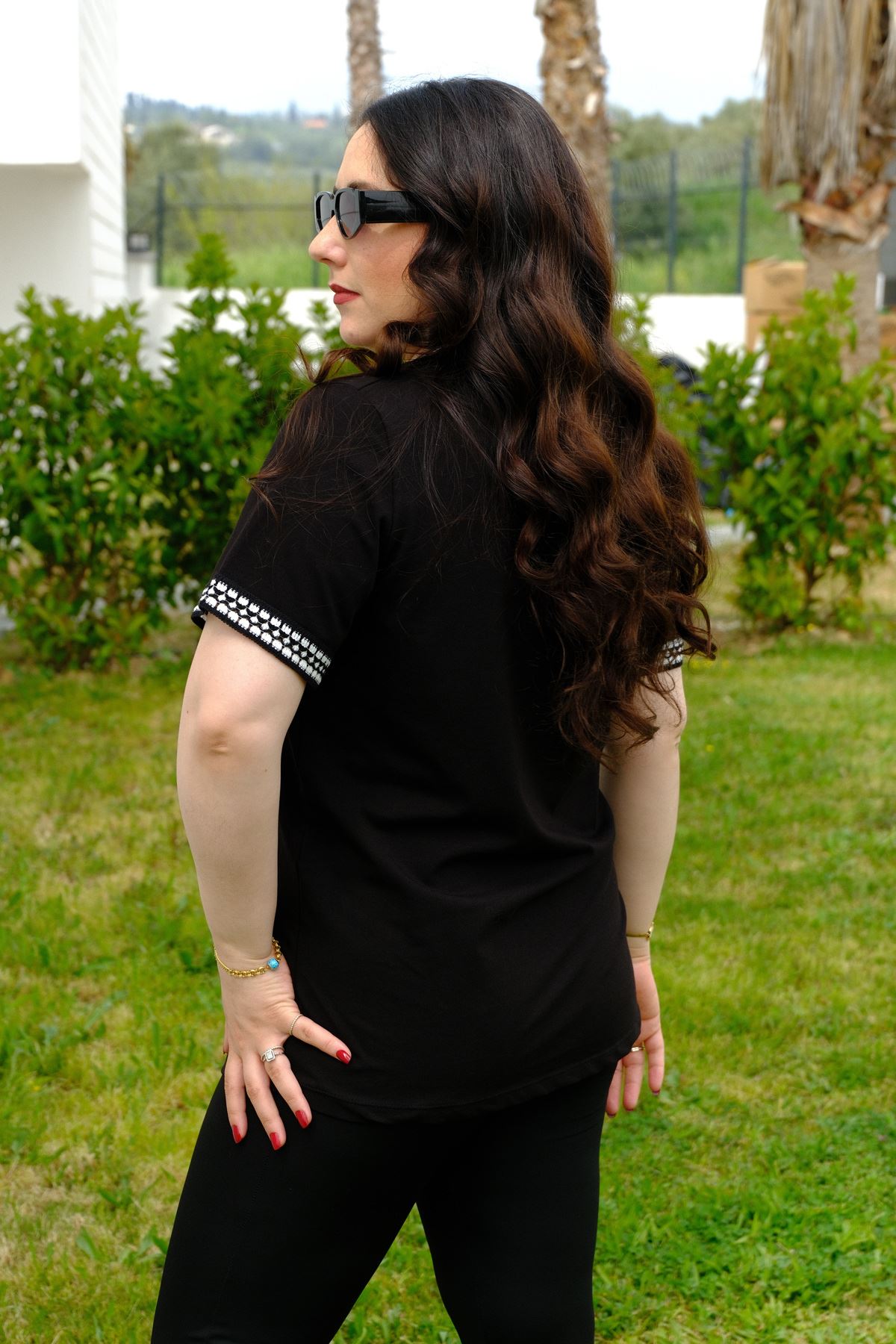 RENKTE BÜYÜK BEDEN YAKASI VE KOLU HAZIR ŞERİTLİ BLUZ