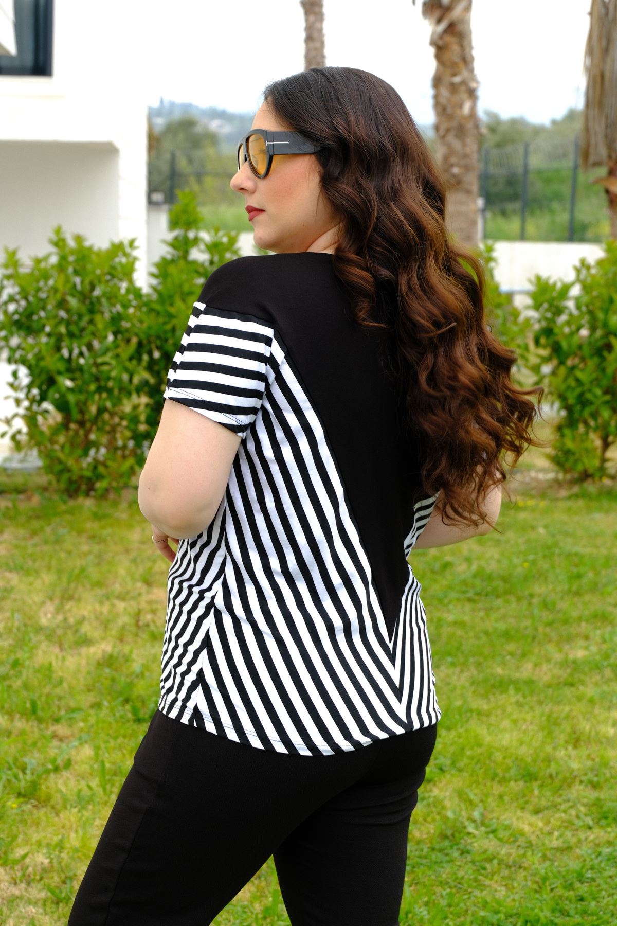 RENKTE BÜYÜK BEDEN ÇİZGİ DETAYLI BLUZ