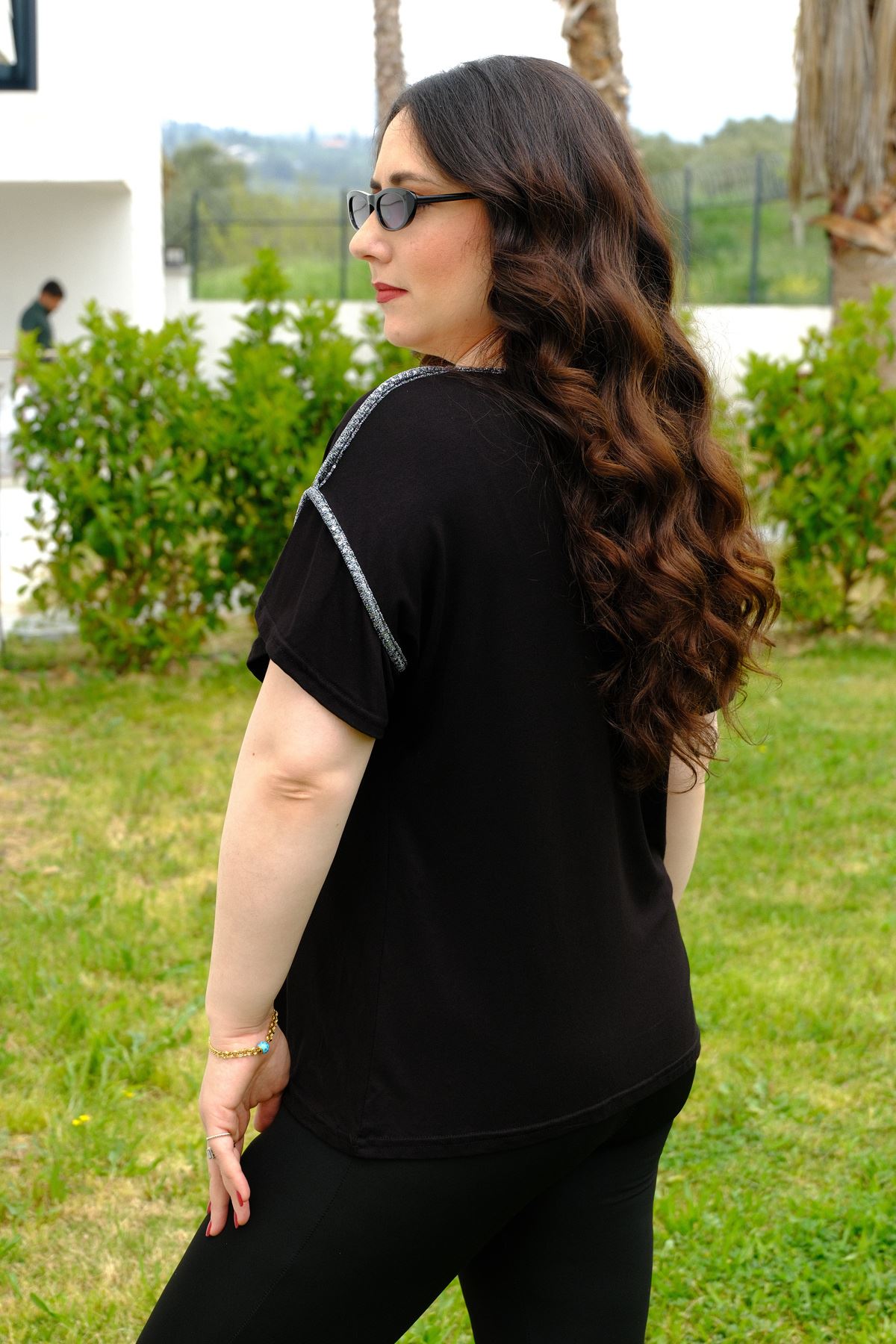 RENKTE BÜYÜK BEDEN PARILTI BİYE DETAYLI BLUZ