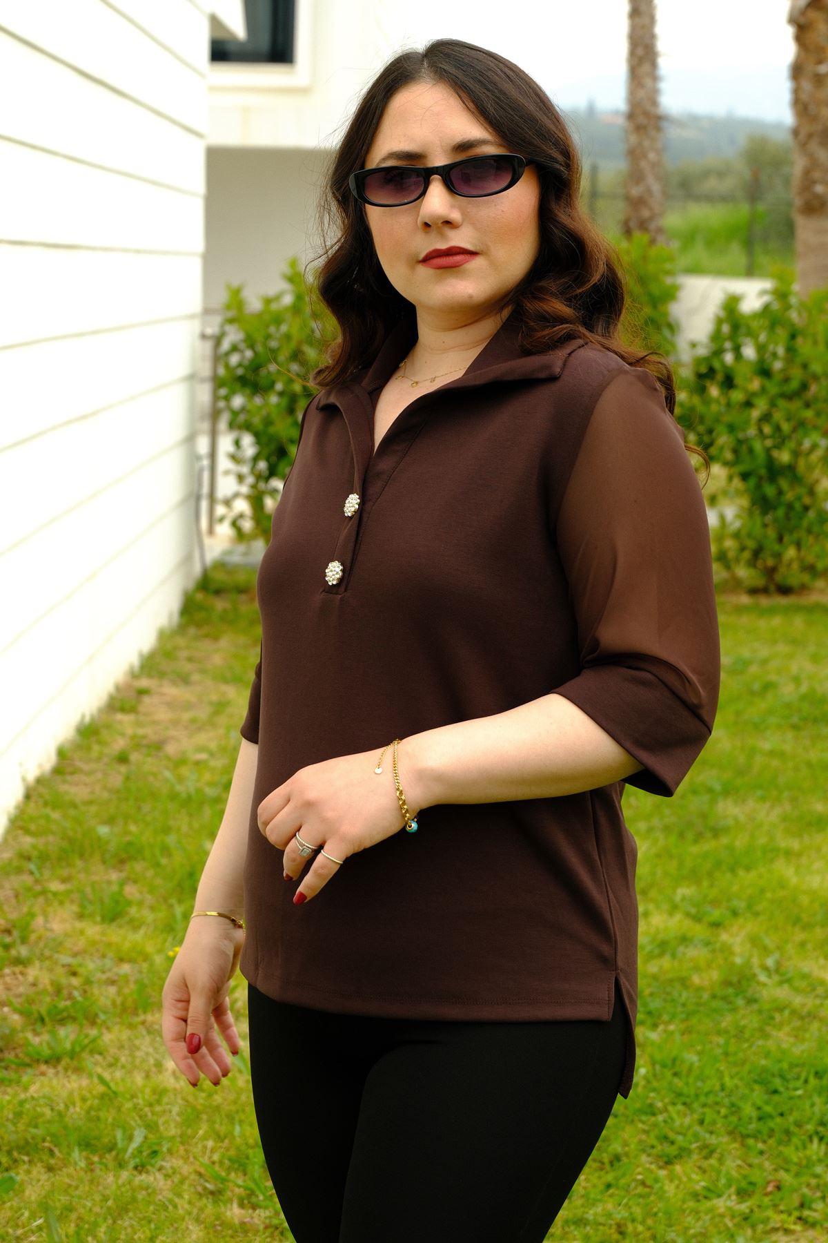 RENKTE DÜĞME DETAYLI ŞİFON KOLLU KAHVERENGİ POLO YAKA BLUZ