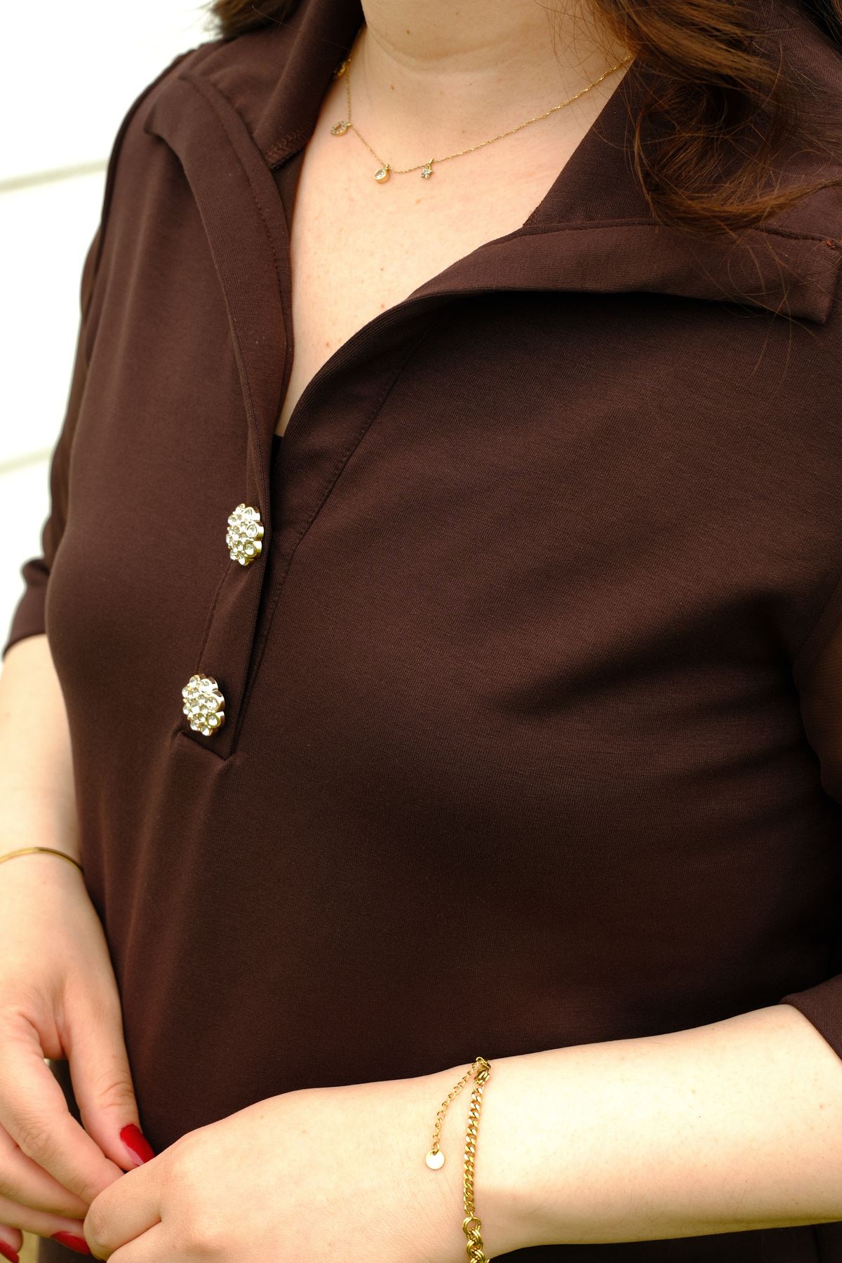 RENKTE DÜĞME DETAYLI ŞİFON KOLLU KAHVERENGİ POLO YAKA BLUZ