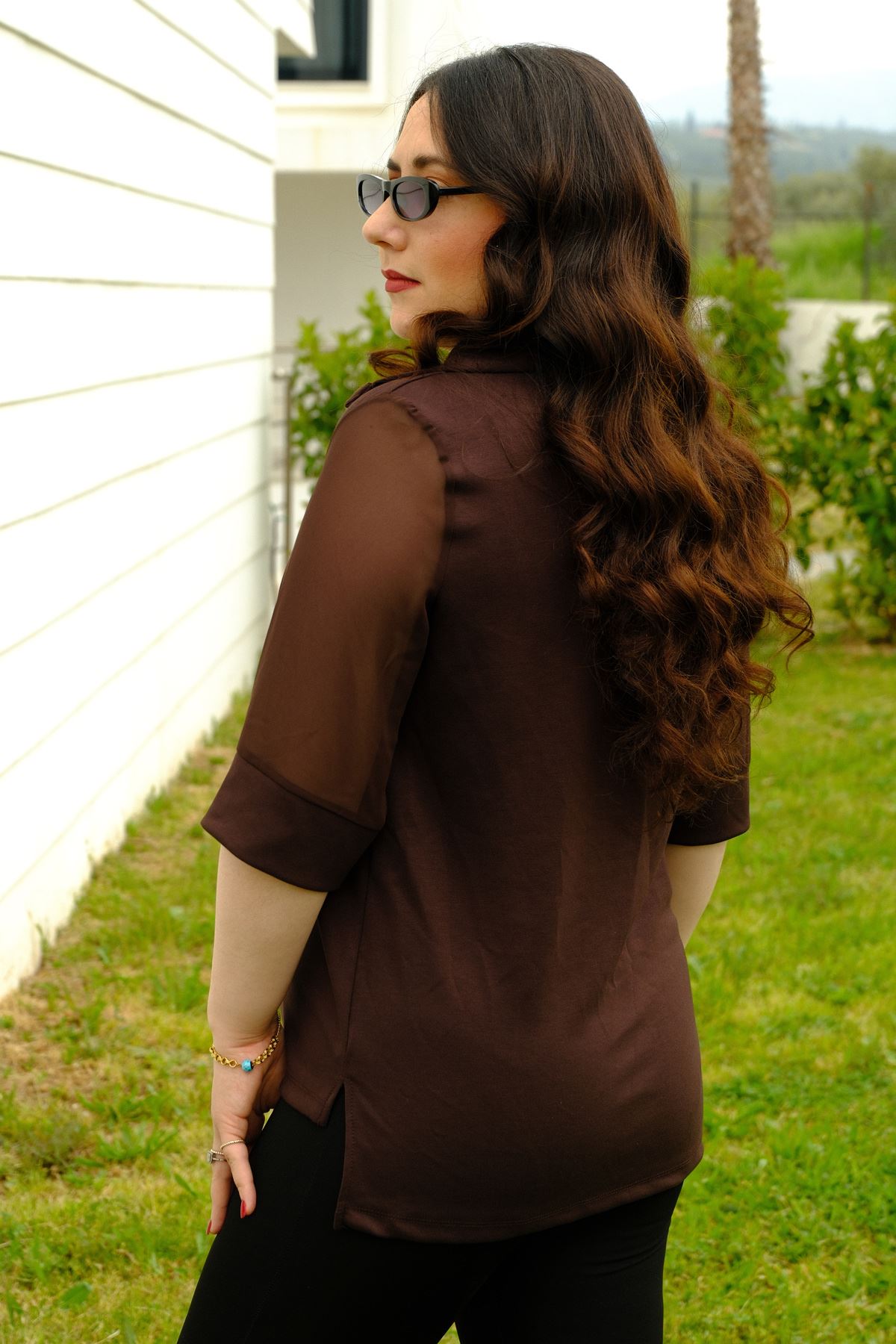 RENKTE DÜĞME DETAYLI ŞİFON KOLLU KAHVERENGİ POLO YAKA BLUZ