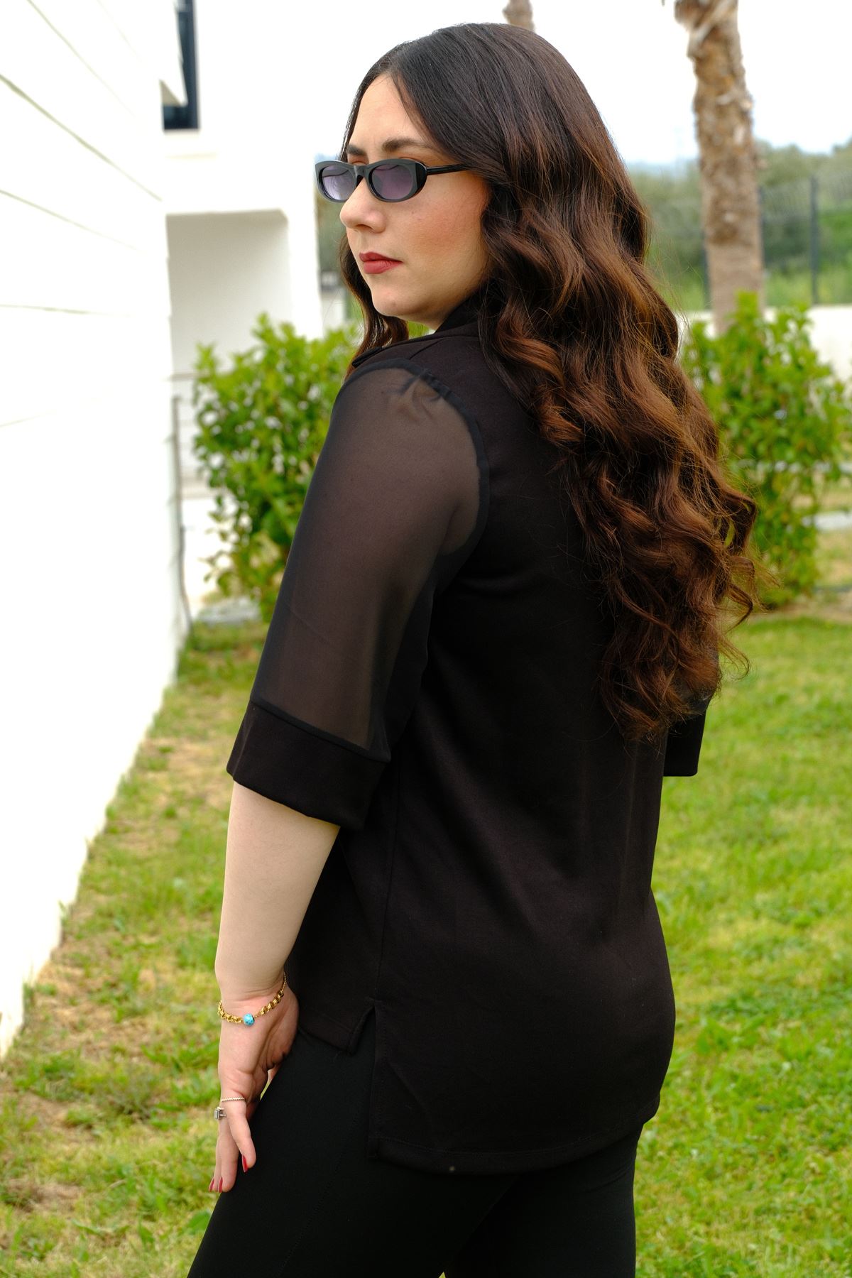 RENKTE DÜĞME DETAYLI ŞİFON KOLLU SİYAH POLO YAKA BLUZ