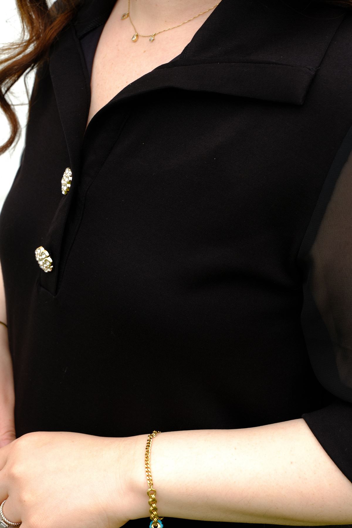 RENKTE DÜĞME DETAYLI ŞİFON KOLLU SİYAH POLO YAKA BLUZ