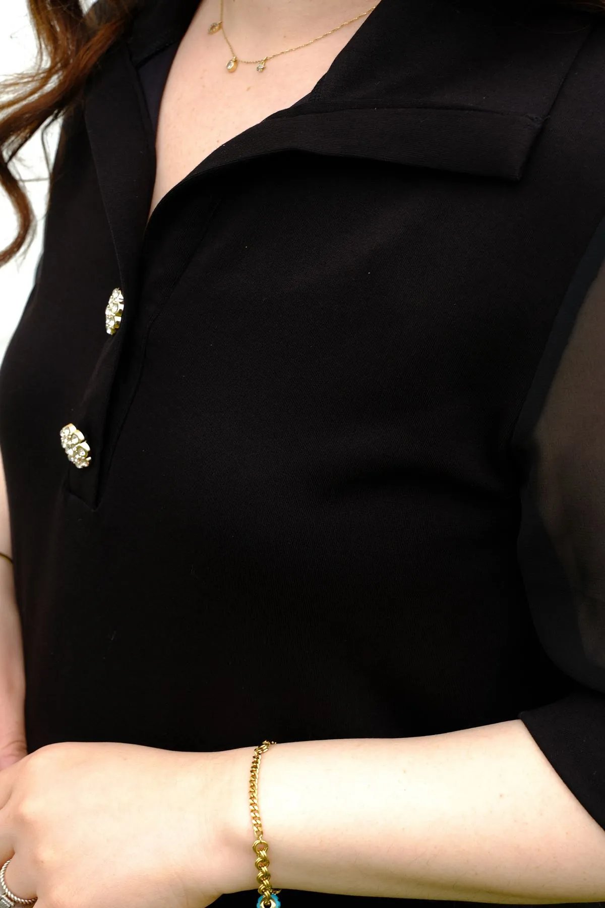 RENKTE DÜĞME DETAYLI ŞİFON KOLLU SİYAH POLO YAKA BLUZ