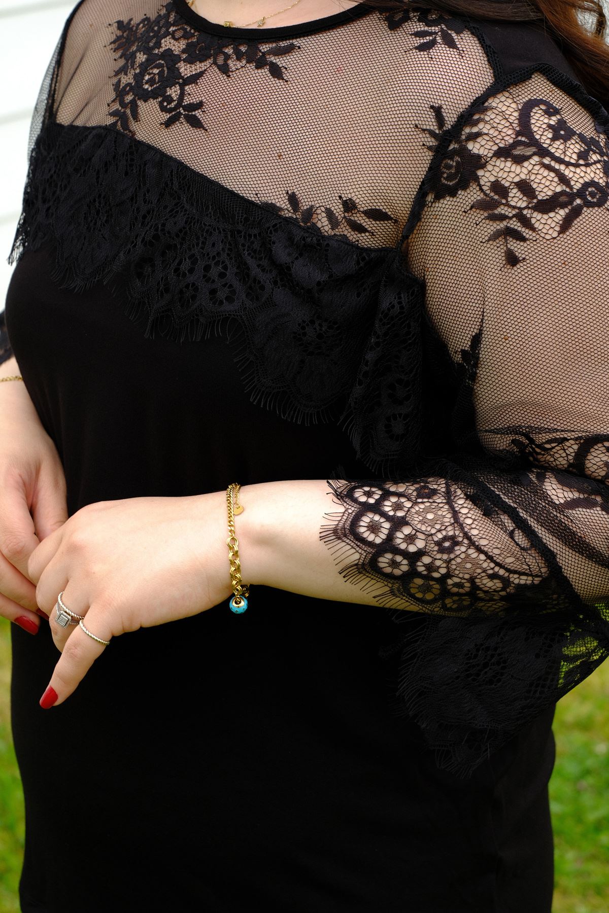 RENKTE BÜYÜK BEDEN DESENLİ KOLU VE ROBASI DANTELLİ BLUZ