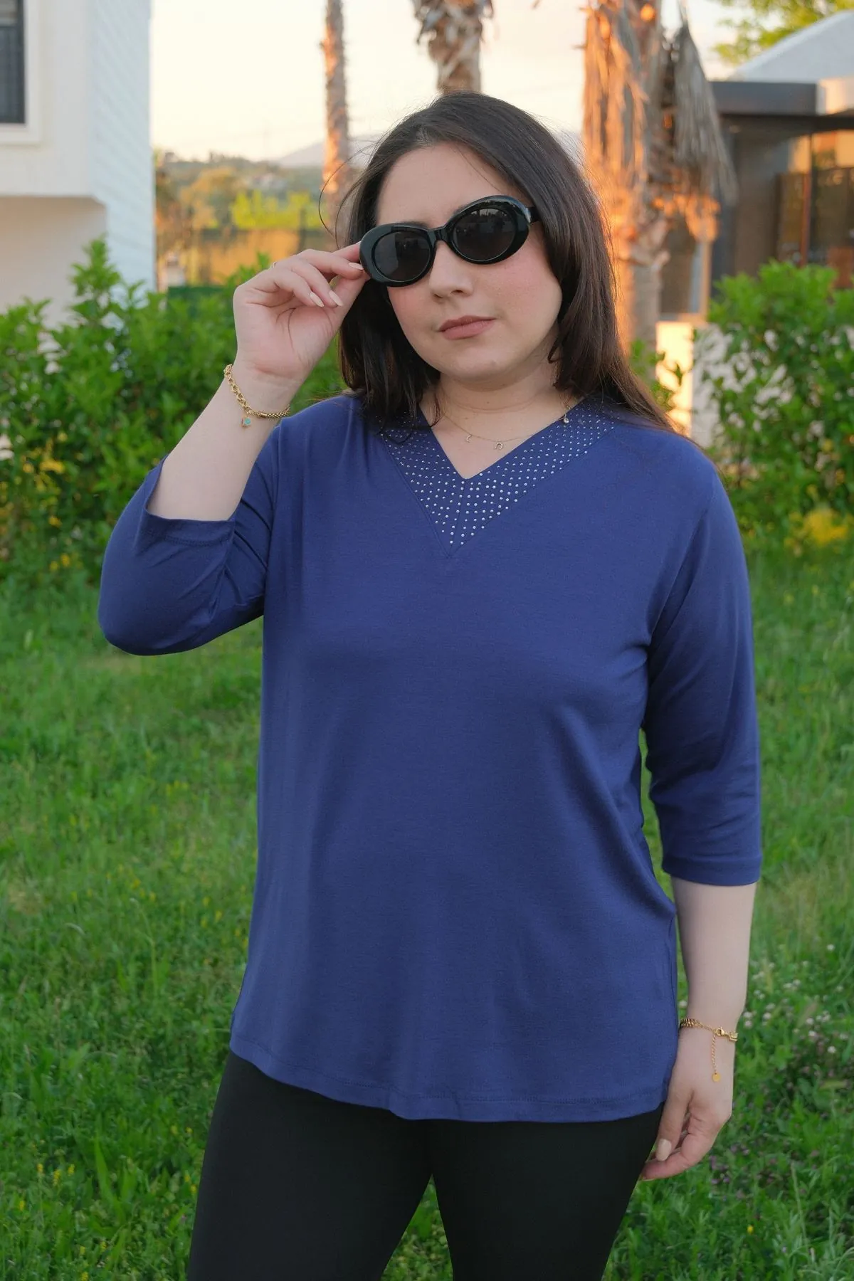 RENKTE V YAKA TAŞLI KAPRİ KOL ESNEK LACİVERT BLUZ