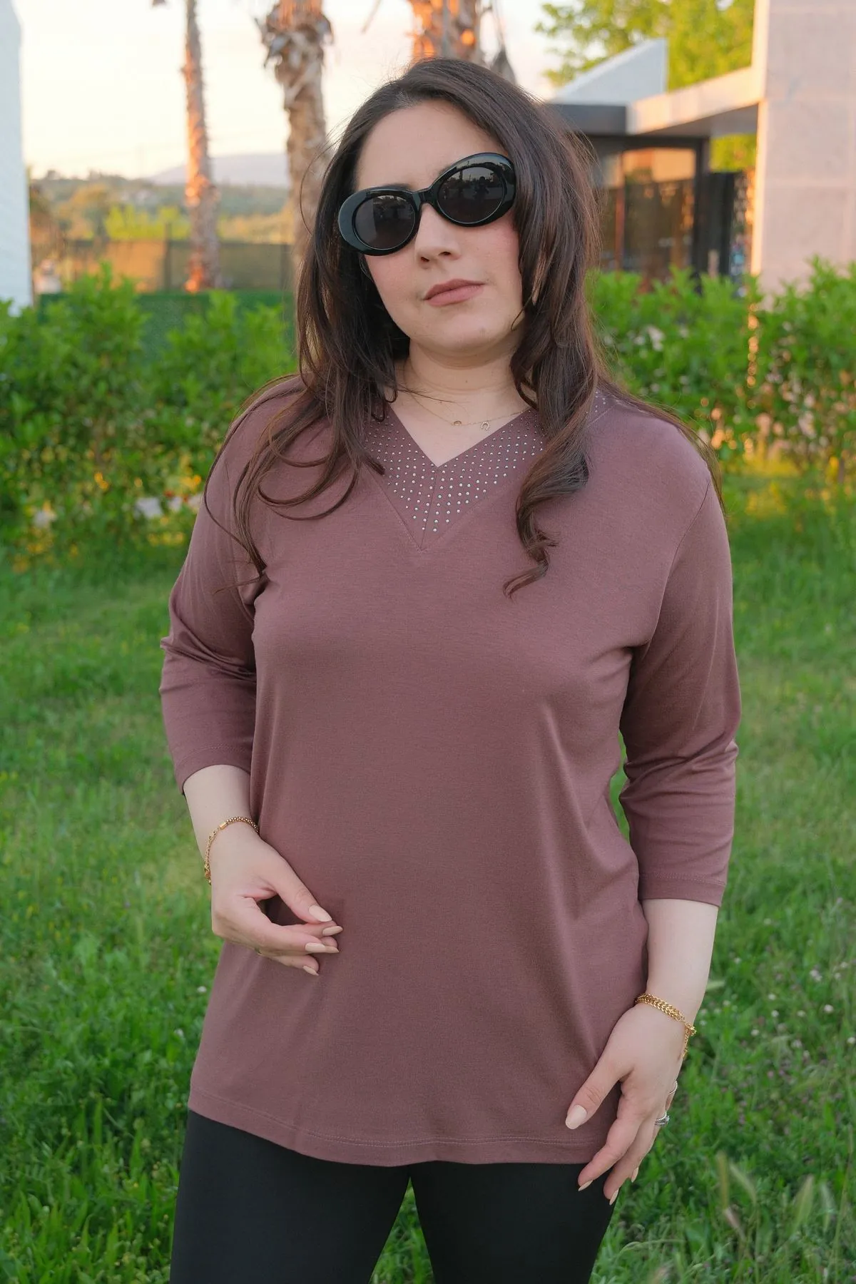 RENKTE V YAKA TAŞLI KAPRİ KOL ESNEK KAHVE BLUZ