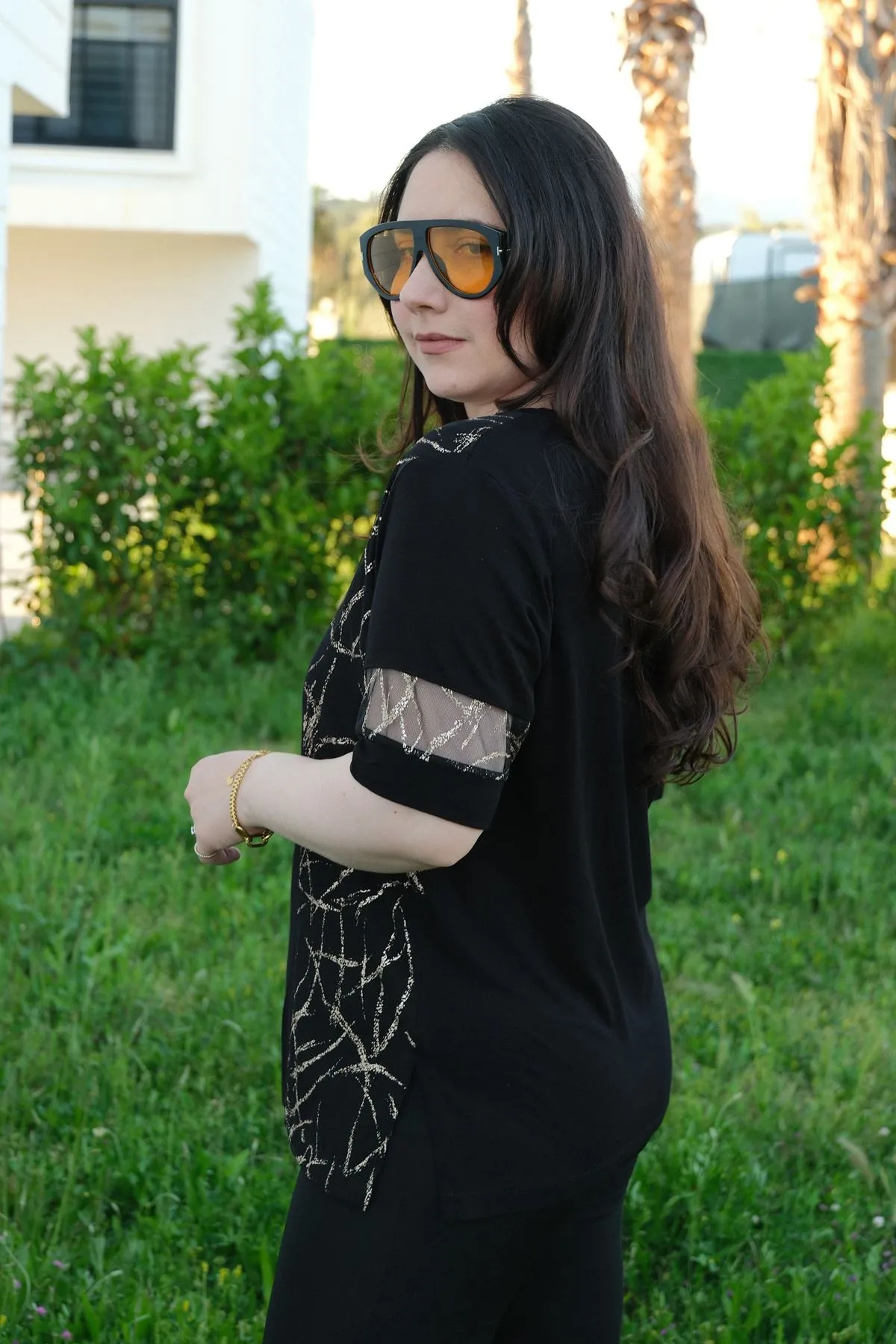 RENKTE BÜYÜK BEDEN SİYAH TÜL VE VARAK DETAY BLUZ