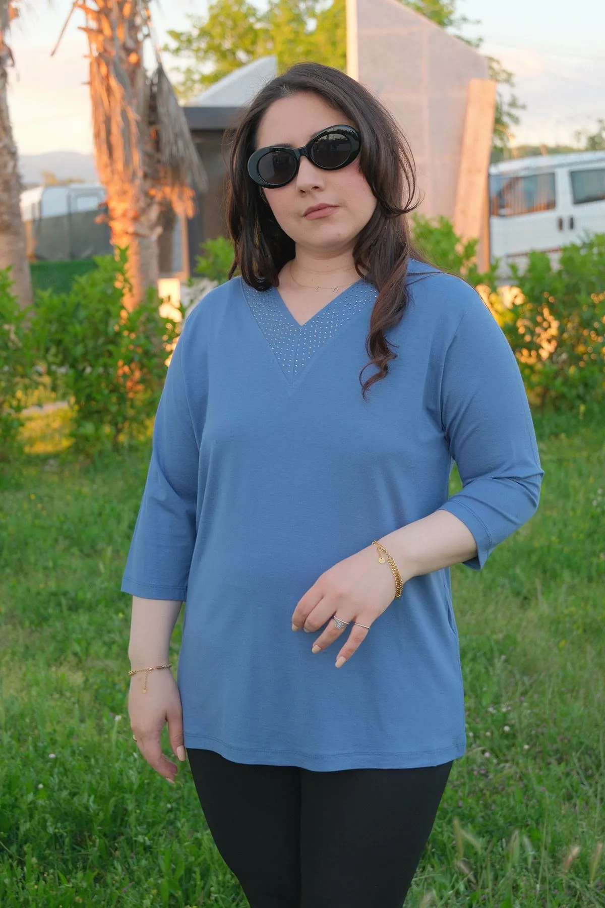 RENKTE V YAKA TAŞLI KAPRİ KOL ESNEK MAVİ BLUZ
