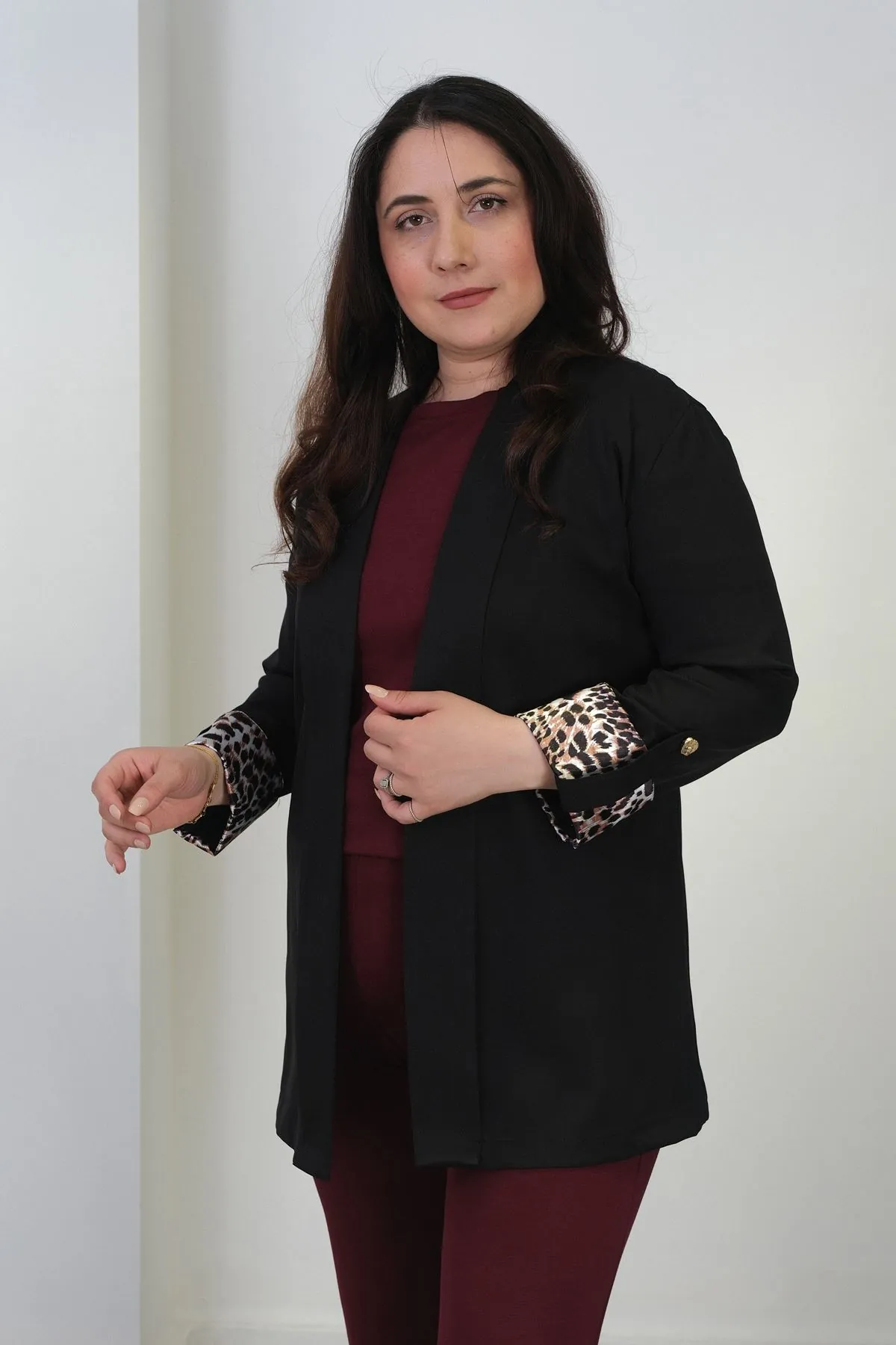 RENKTE BÜYÜK BEDEN LEOPAR DETAYLI SİYAH BLAZER CEKET