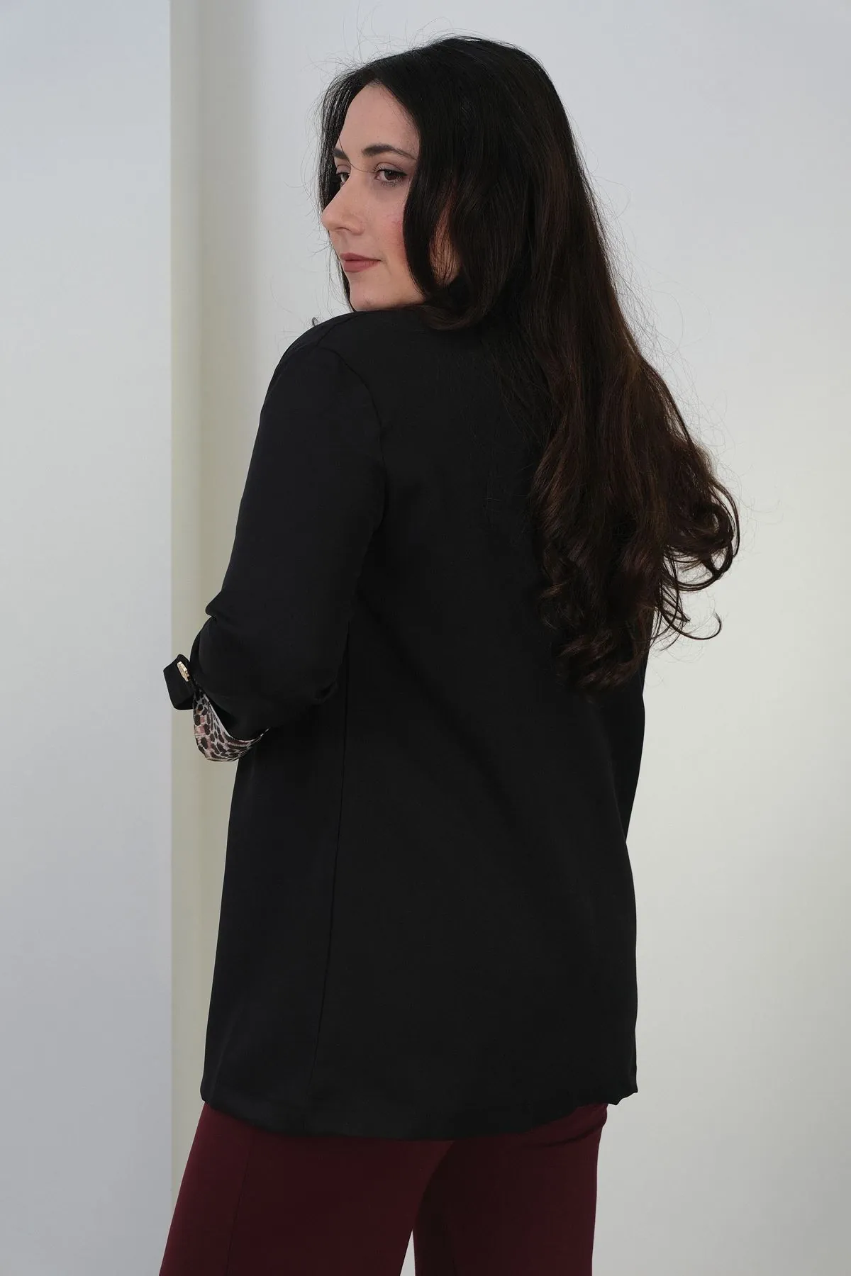 RENKTE BÜYÜK BEDEN LEOPAR DETAYLI SİYAH BLAZER CEKET