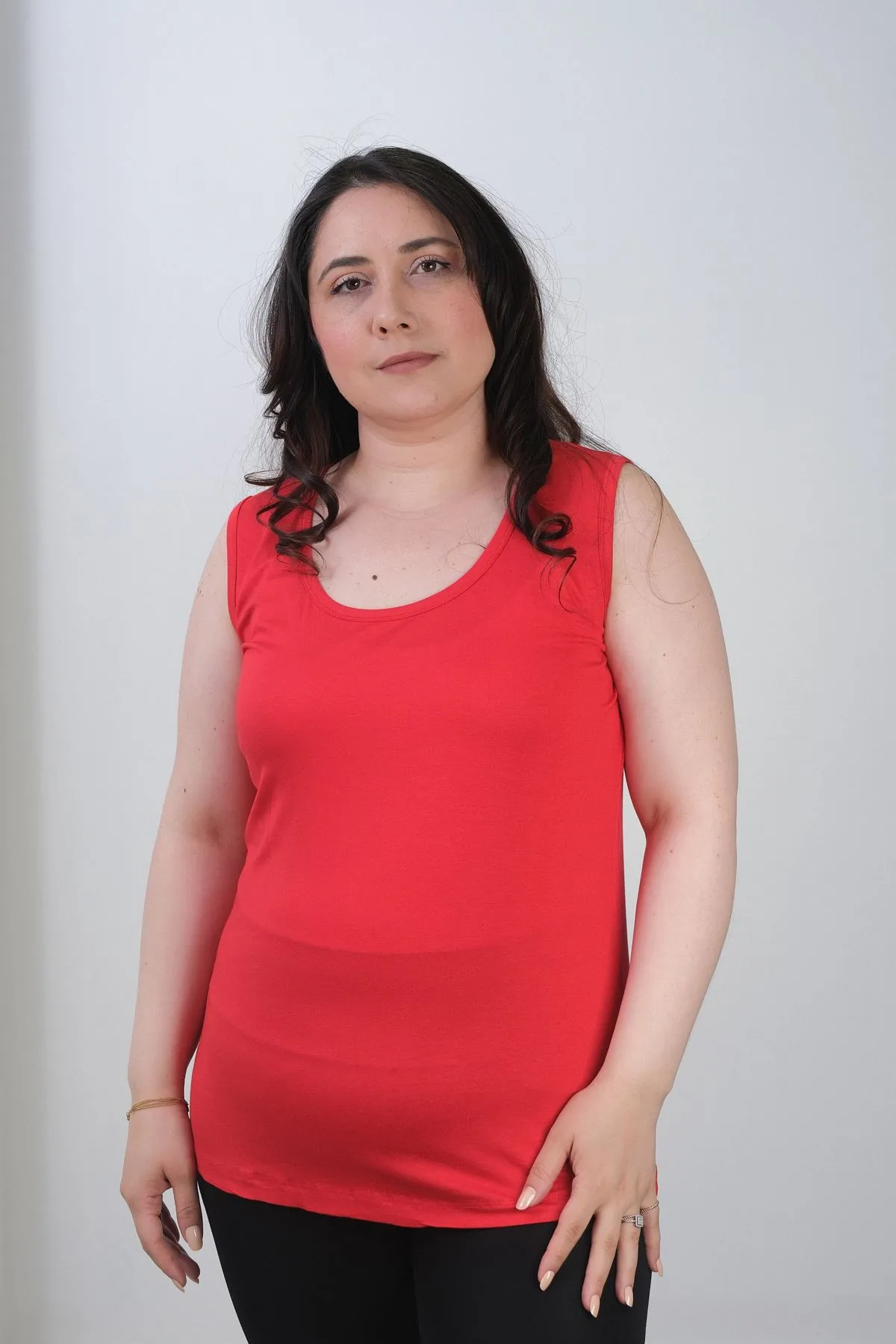 RENKTE BÜYÜK BEDEN KALIN ASKILI KIRMIZI BLUZ