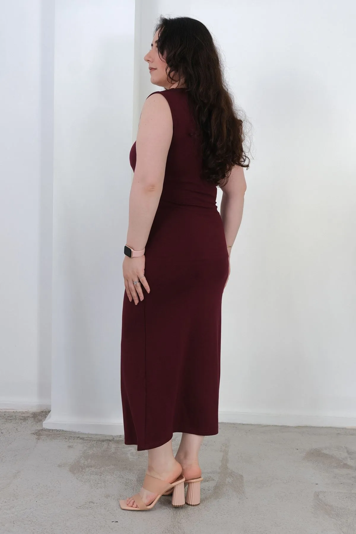 RENKTE BÜYÜK BEDEN DÜĞME DETAYLI KALIN ASKILI BORDO ELBİSE