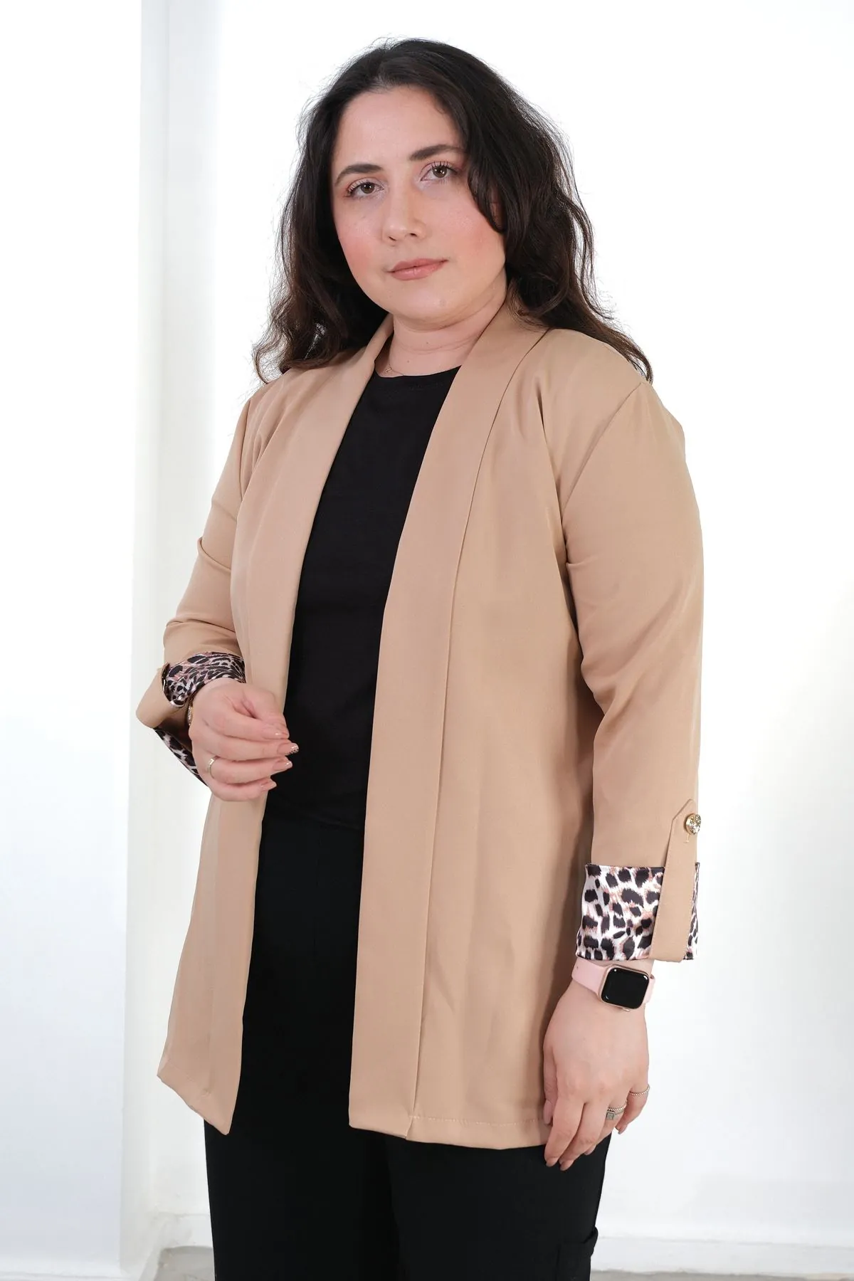 RENKTE BÜYÜK BEDEN LEOPAR DETAYLI SÜTLÜ KAHVE BLAZER CEKET