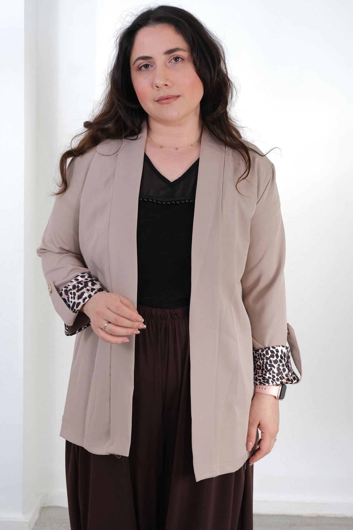 RENKTE BÜYÜK BEDEN LEOPAR DETAYLI BEJ BLAZER CEKET
