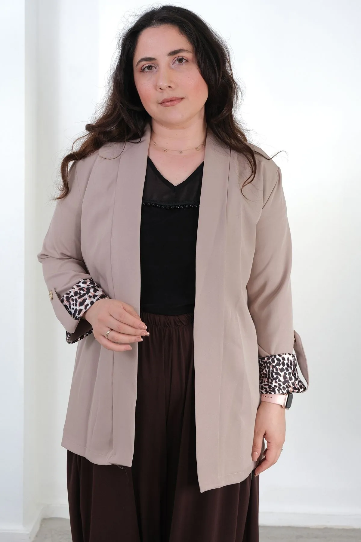 RENKTE BÜYÜK BEDEN LEOPAR DETAYLI BEJ BLAZER CEKET