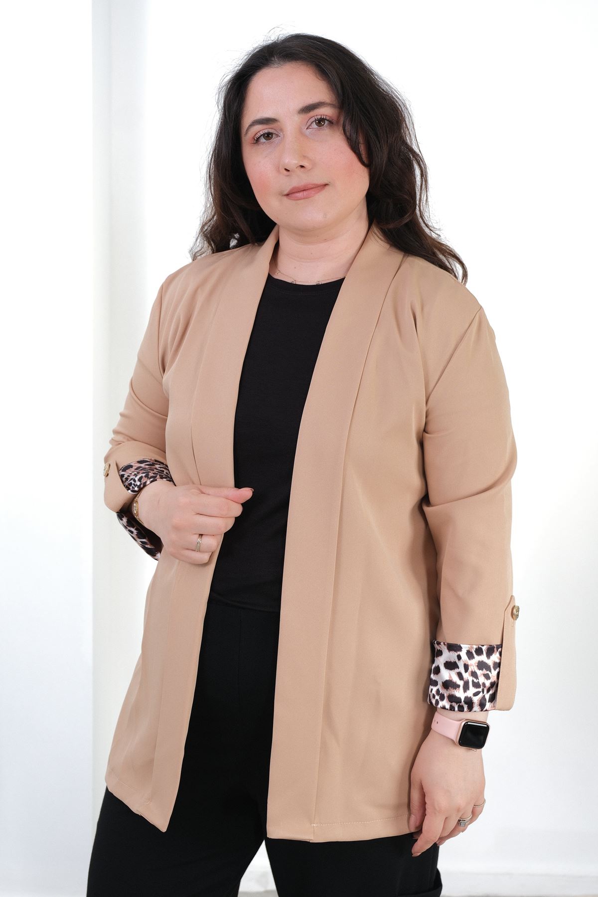RENKTE BÜYÜK BEDEN LEOPAR DETAYLI SÜTLÜ KAHVE BLAZER CEKET