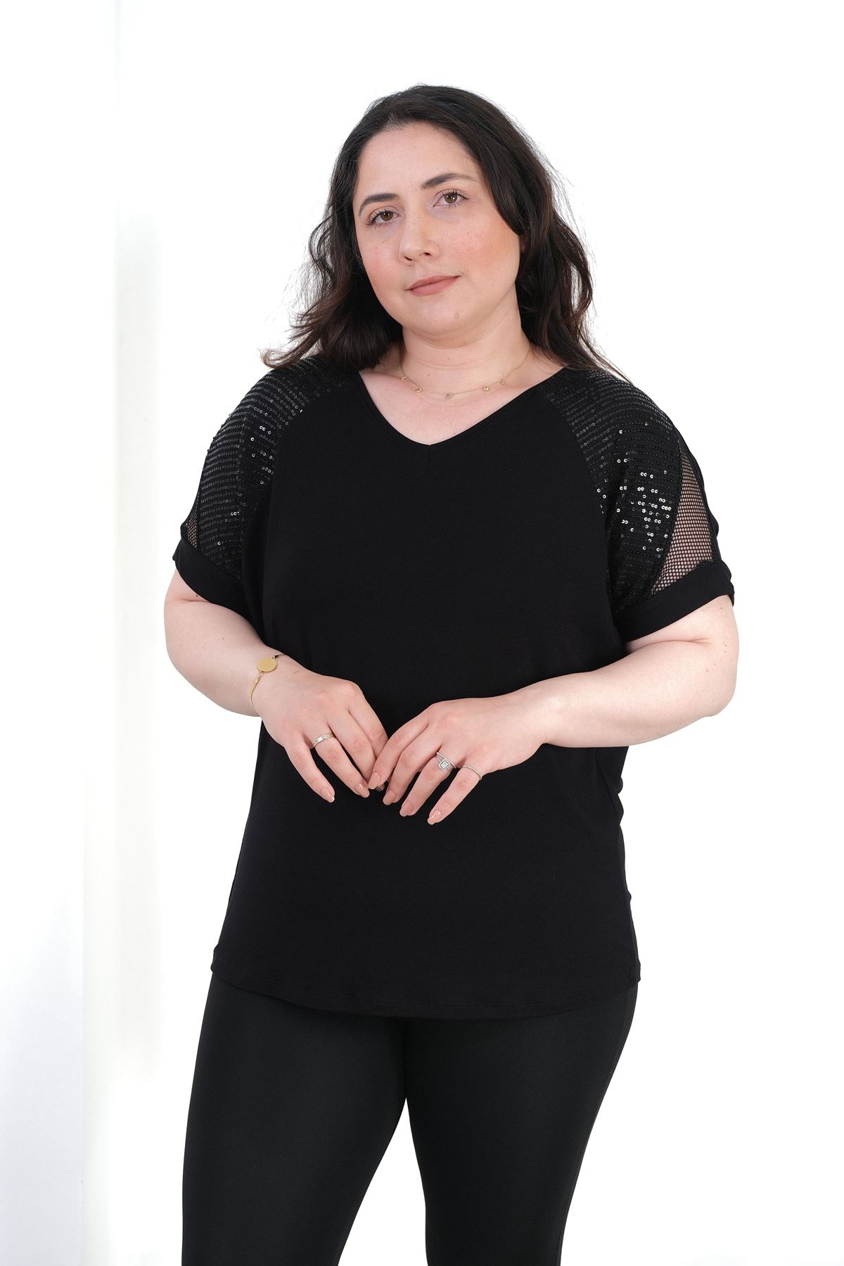 RENKTE BÜYÜK BEDEN OMUZU PİLE ZARA PULLU SİYAH BLUZ
