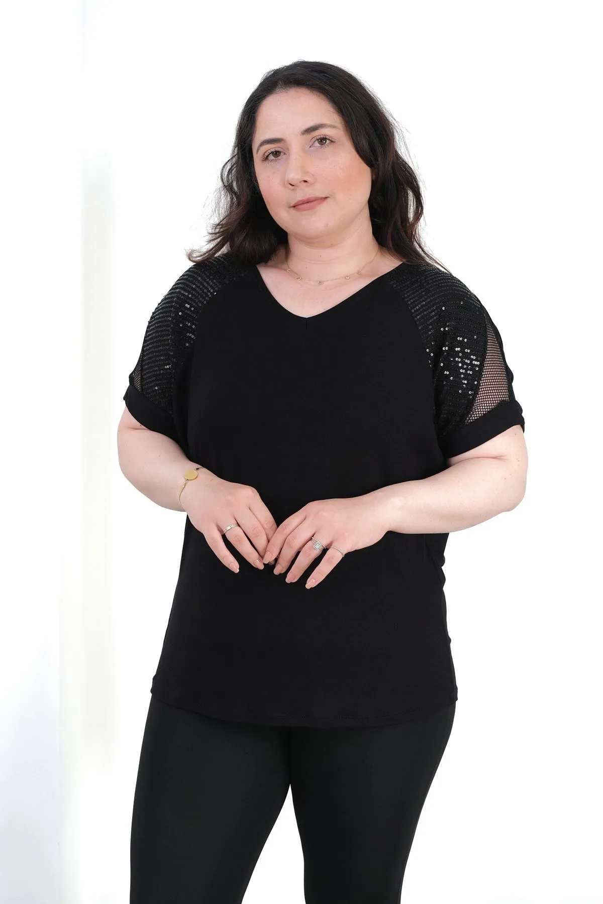RENKTE BÜYÜK BEDEN OMUZU PİLE ZARA PULLU SİYAH BLUZ