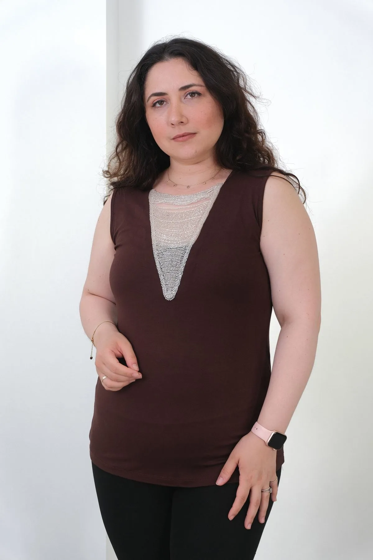 RENKTE BÜYÜK BEDEN BONCUK YAKALI KOLSUZ KAHVERENGİ BLUZ
