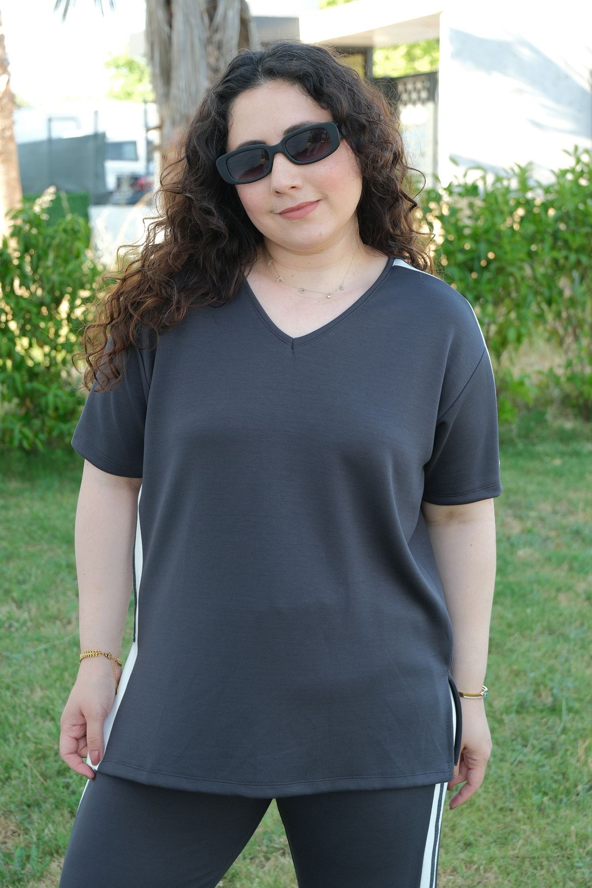 RENKTE BÜYÜK BEDEN BEYAZ ŞERİTLİ FÜME İKİLİ TAKIM