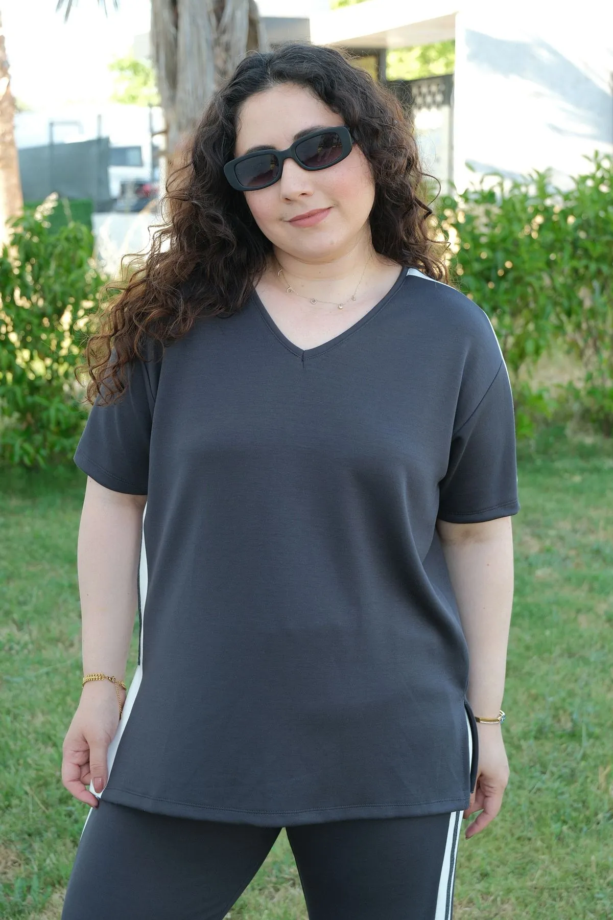 RENKTE BÜYÜK BEDEN BEYAZ ŞERİTLİ FÜME İKİLİ TAKIM