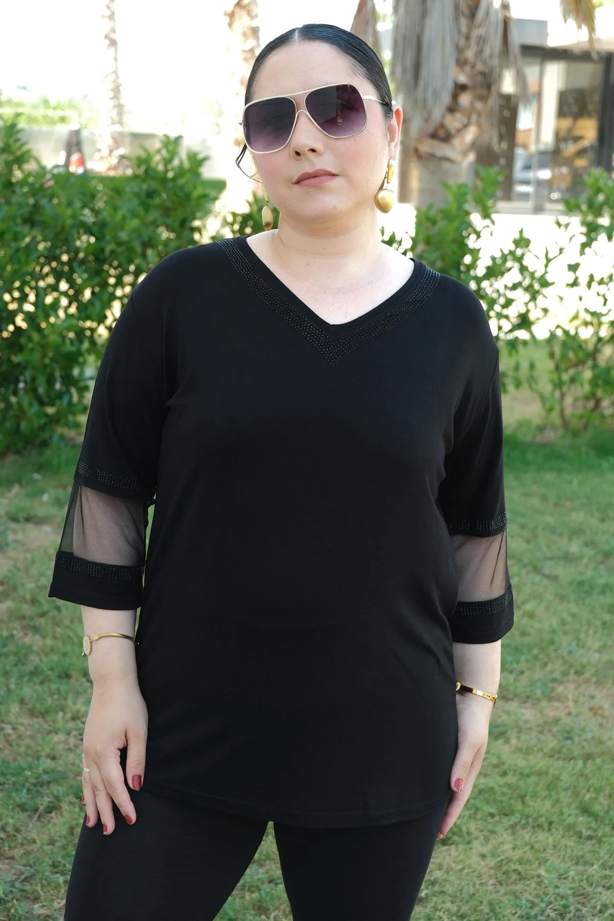RENKTE BÜYÜK BEDEN YAKASI VE KOLLARI TAŞLI SİYAH BLUZ