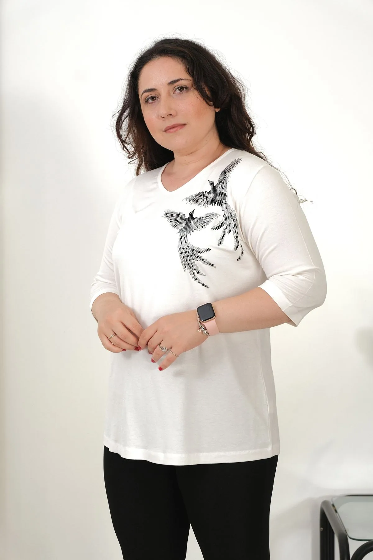 RENKTE BÜYÜK BEDEN KUŞ TAŞLI BEYAZ BLUZ