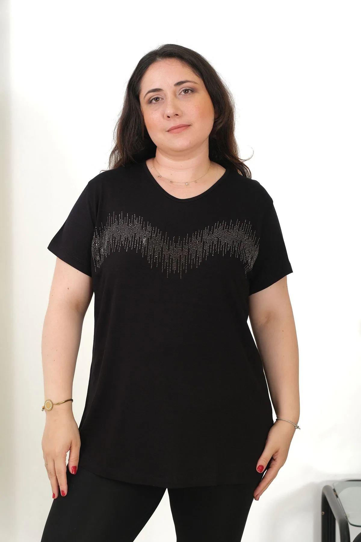 RENKTE BÜYÜK BEDEN TAŞLI SİYAH BLUZ