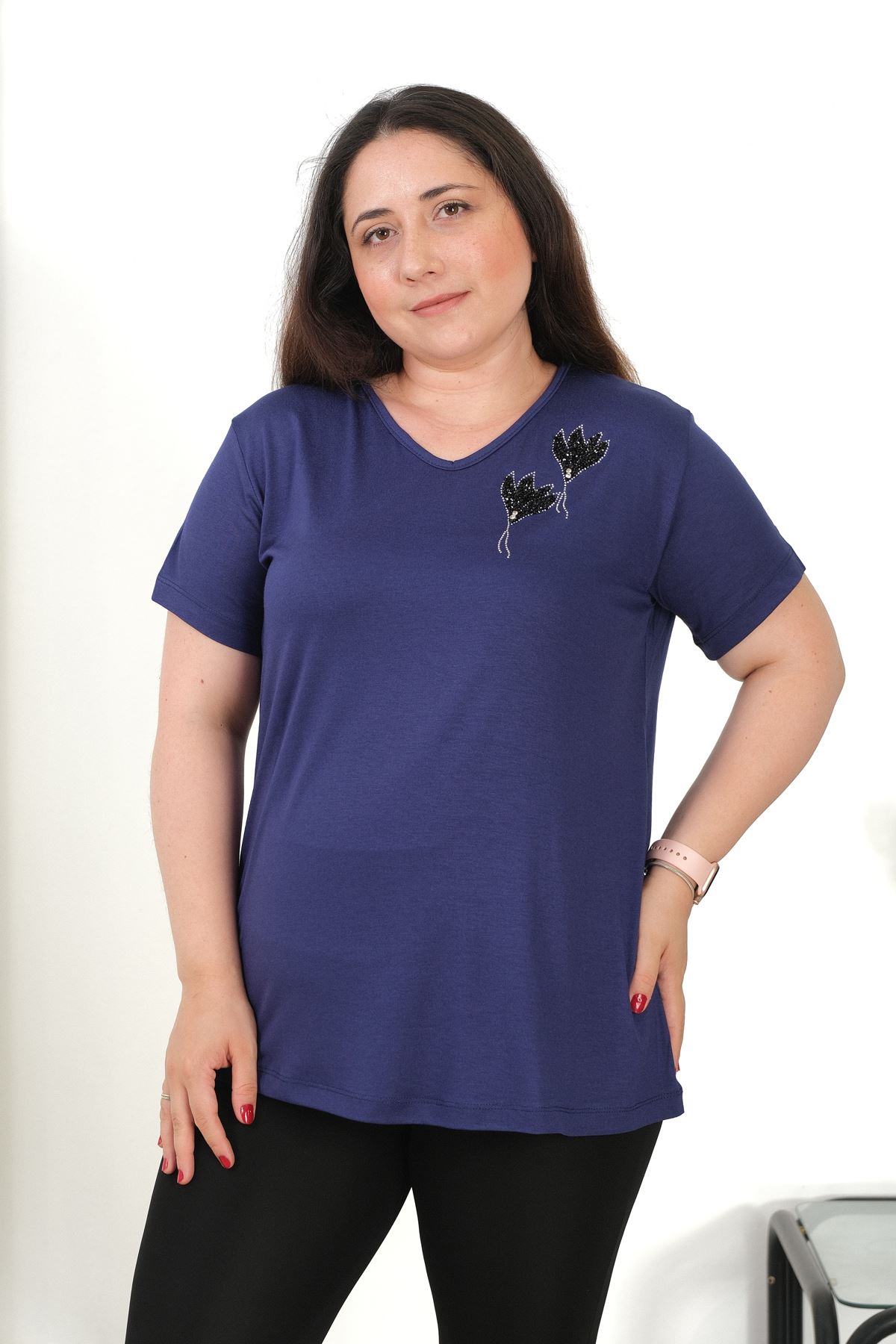 RENKTE BÜYÜK BEDEN LALE DESENLİ TAŞLI KISA KOL LACİVERT BLUZ